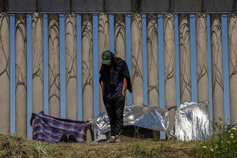 Desesperados Por Llegar A Eeuu Migrantes Hondure Os Se Lanzan Al R O Bravo