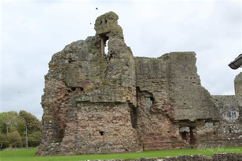 Touring Rhuddlan Castle, Wales | The CentsAble Shoppin