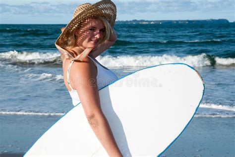 Jeune Femme Blonde Attirante Et Heureuse De Surfer Dans Le Maillot De