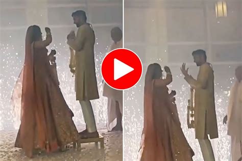 Bride Groom Video जयमाला के दौरान अलग ही दुनिया में खो गए दूल्हा दुल्हन भरी महफिल में जो किया