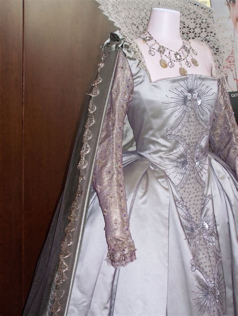 Silver Dress From Elizabeth Historical Dresses Elizabethan Fashion 16th Century Fashion