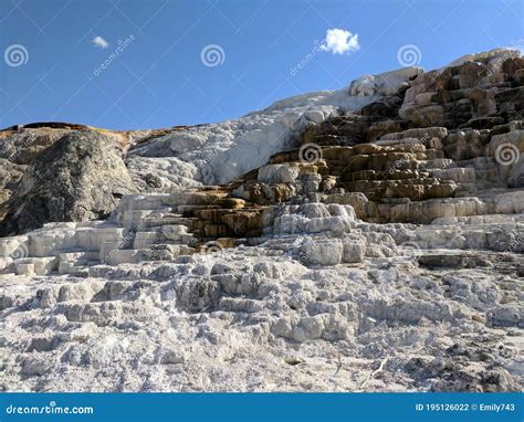 Terrazas De Aguas Termales Gigantes En El Parque Nacional De