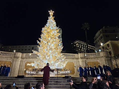 A Piazza Di Spagna Acceso L Albero Di Natale Di Dior Corriere Nazionale