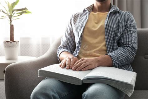 Libro De Lectura Del Hombre Ciego Escrito En Braille En El Sof Imagen