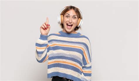 Jeune Femme Blonde Se Sentant Comme Un Génie Heureux Et Excité Après Avoir Réalisé Une Idée