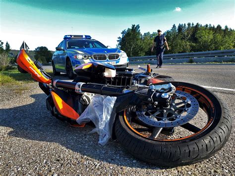 Frontalcrash Schwer verletzt Autofahrerin übersieht Motorradfahrer