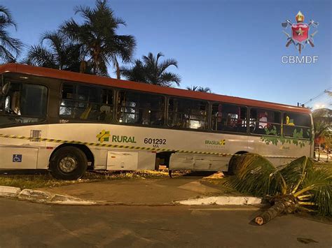 Ônibus perde controle e causa danos a vários veículos em São Sebastião