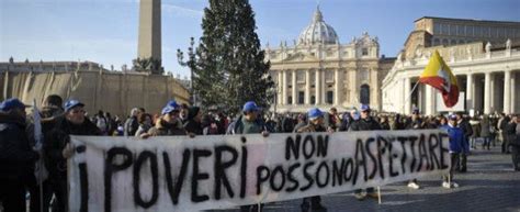 Papa Francesco Saluta I Forconi Durante L Angelus A Piazza San Pietro