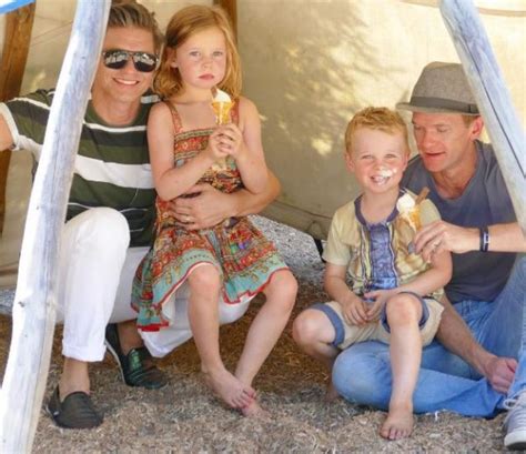 Por primera vez una pareja gay está embarazada de un bebé Oveja Rosa Revista sobre familias