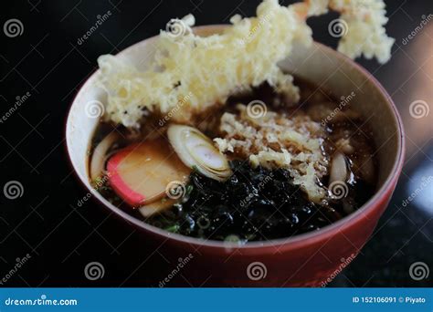 Nouilles D Udon Avec Le Tempura Frit De Crevette Image Stock Image Du