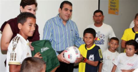 Fundación Diunsa entrega implementos deportivos