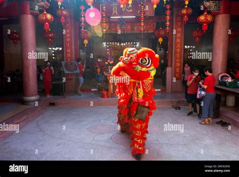 T Nzer F Hren W Hrend Des Chinesischen Mondneujahrs Im Guan Yu Bo Bia