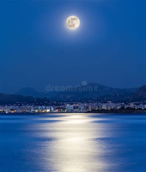 Mondschein auf der Stadt stockfoto. Bild von himmel, städtisch - 31275858