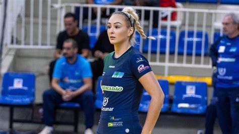 Gabi Gagliassi do vôlei magnetiza de lingerie e exala beleza