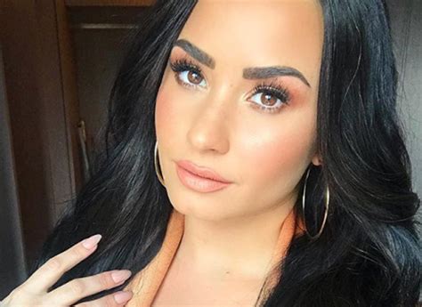 Demi Lovato Criticada Por Fazer Brincadeira Ass Dio Sexual