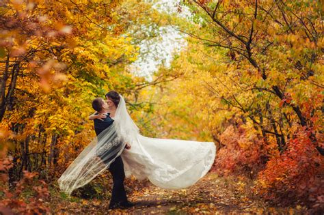 5 Popular Fall Wedding Themes - The Cabin at Old Spur