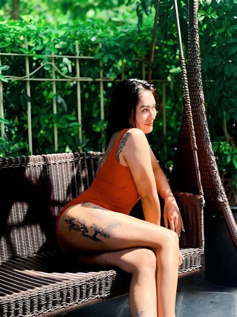 THU CÚC KHOE DÁNG VỚI BIKINI NÓNG BỎNG CÙNG HÌNH XĂM CÁ TÍNH