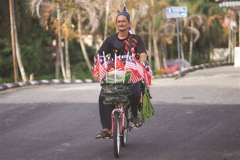 Jaja Petai Sambil Kibar Jalur Gemilang CariDotMy