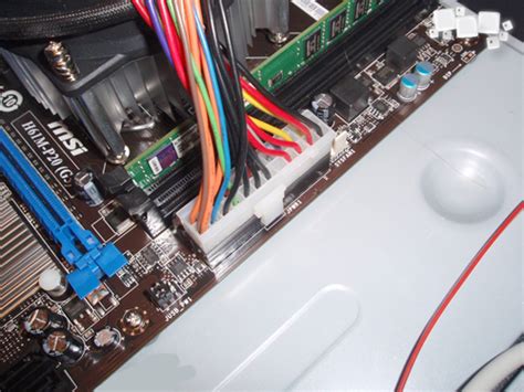 После установки блока питания в корпус, можно сразу подключить питание ...