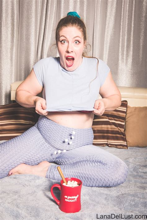 Beautiful Chick Lana Del Lust Posing Completely Naked In The Bedroom Photos