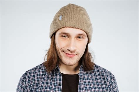 Joven Inconformista En Camisa Y Sombrero Foto Gratis