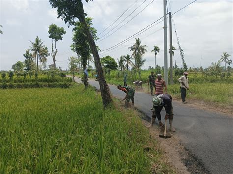 Babinsa Sentul Bersama Warga Kerja Bakti Pembersihan Kanan Kiri Jalan