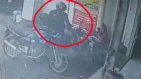 Ditinggal Buka Pintu Pagar Toko Swalayan Motor Karyawati Di Surabaya