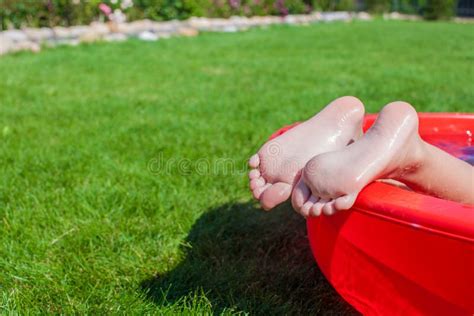 Adolescente Insouciante Aux Pieds Nus Heureuse Photo Stock Image Du