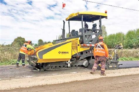 Debuta Maquinaria De Vialidad Destinada A Pavimentar Rutas De Uble