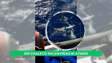 Un Hombre Sobrevive En El Mar Al Utilizar Sus Pantalones Vaqueros Como Chaleco Salvavidas