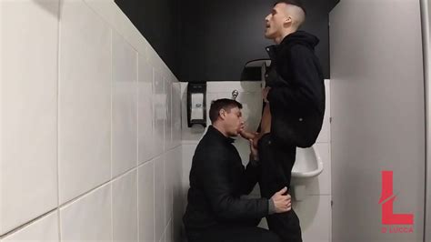 METENDO PICA NO PELO DENTRO DO BANHEIRÃO O LOIRINHO COMPLETO NO RED XVIDEOS