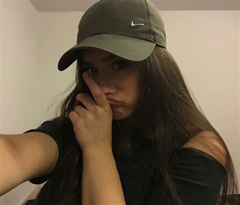 Девушка в кепке найк - 98 фото