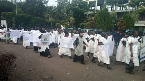 Goma Des femmes dans la rue vêtues des sacs pour décrier la