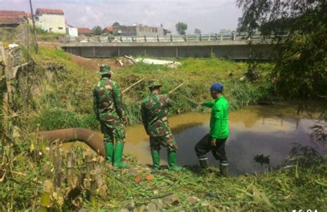 Satgas Citarum Sektor 21 08 Lakukan Pembersihan Sampah Di Bantaran