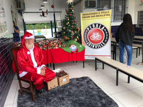 Pedala Joinville Realiza O XV Pedal De Natal Presenteando Alunos Da