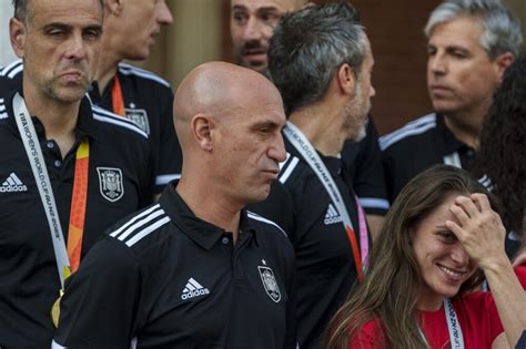 Le Cay La Ley Fifa Suspende A Luis Rubiales Por El Beso A Jenni