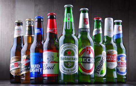 Botellas De Marcas Globales Famosas De La Cerveza Foto De Archivo