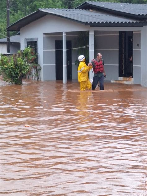 Governador Jorginho Mello visita Quilombo após enchente