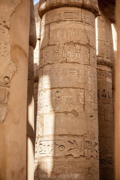 Diverse Colonne Con Geroglifici Nel Tempio Di Karnak Il Tempio Di