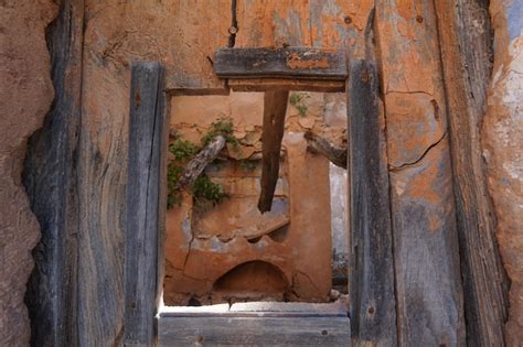 Una Ventana En Un Edificio De Piedra Con Un Agujero Foto Premium