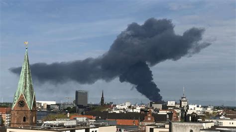 Gro Brand In Bremen Lagerhallen Gehen In Flammen Auf Riesige