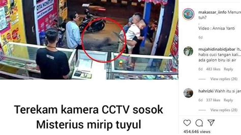 Video Sosok Misterius Mirip Tuyul Lewat Di Depan Konter Hp Karyawan