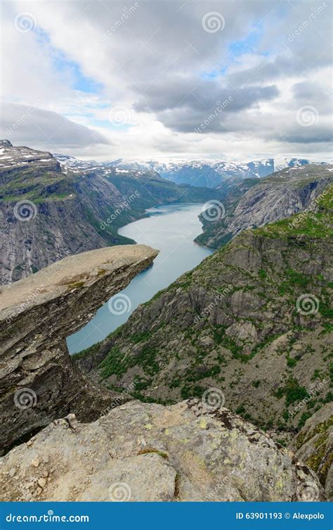 Roca De La Lengua Del Duende Trolltunga Imagen De Archivo Imagen De