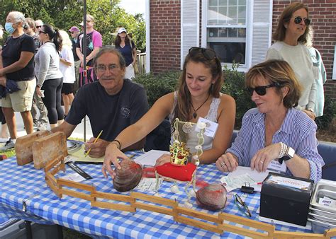 East Hampton Trustees Host St Largest Clam Contest East