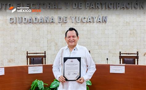 Recibe Huacho Mena constancia de gobernador electo de Yucacán