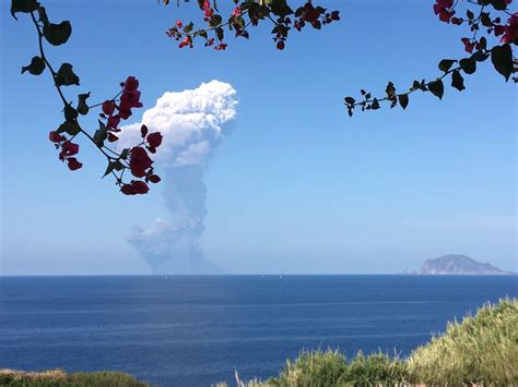 Eruzione Vulcano Isola Di Stromboli Foto E Video Delle Esplosioni