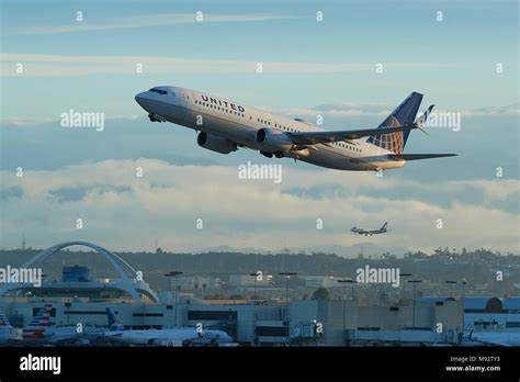 United Airlines Boeing 737 900 Avión Jet Despegando Desde El Aeropuerto