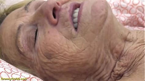 Vieja pervertida de 86 años tiene sexo con su nieto X x XVídeos los