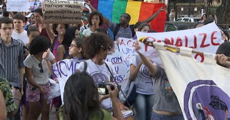 G1 Grupos gay e feminista protestam contra agressão a atriz em Salvador notícias em Bahia