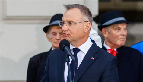 Afera Red is Bed Andrzej Duda Staram się nosić odzież polską